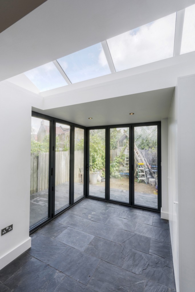 Cantilevered roof